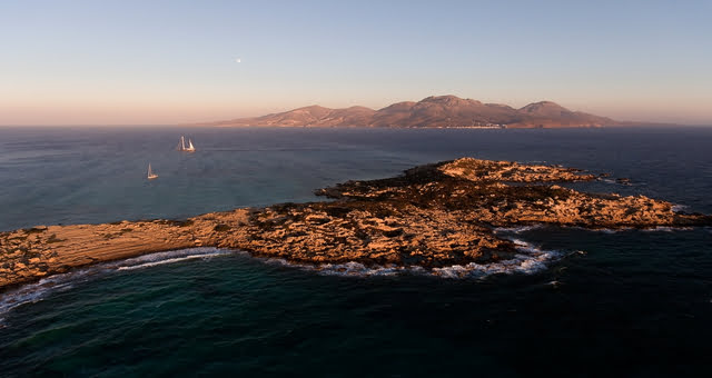 το πλοίο φτάνει στη Νίσηρο, ηλιοβασίλεμα, θάλασσα
