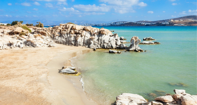 Águas azul-turquesa e grandes rochas na praia de Kolymbithres, em Paros