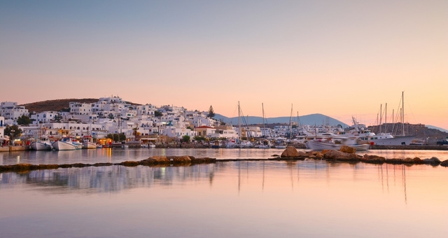 Il porto di Naoussa al tramonto