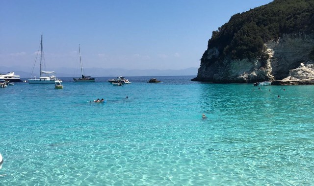 Les eaux turquoise d'une plage paradisiaque de Paxos