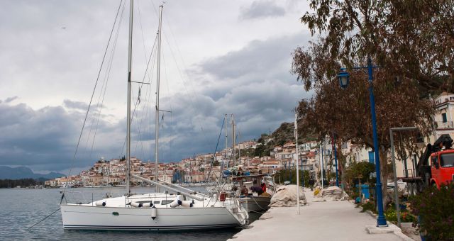 Die Promenade auf der Insel Poros