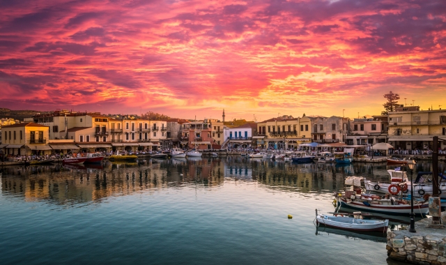 Ein roter Sonnenuntergang über Rethymno