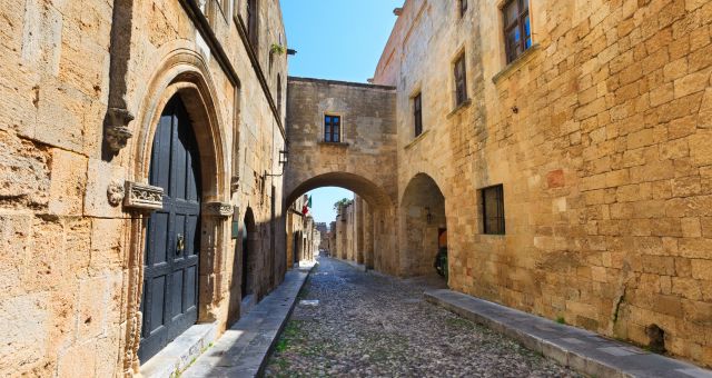 Callejón medieval en el casco antiguo de Rodas