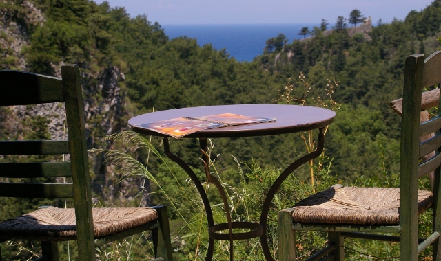 Tavolo di un ristorante con vista mare a Samos