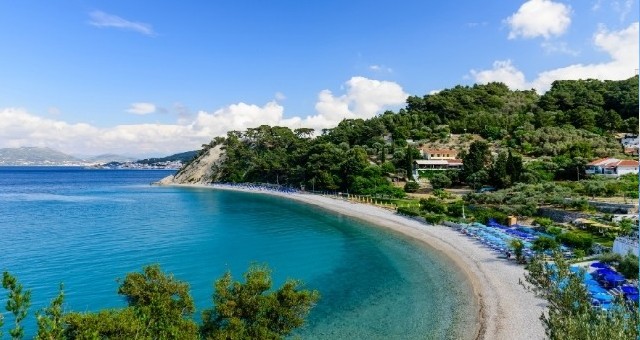 La preciosa playa de Tsamadou, en Samos, rodeada de árboles