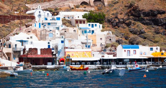 Taverne am Wasser im Hafen Ammoudi auf Santorin