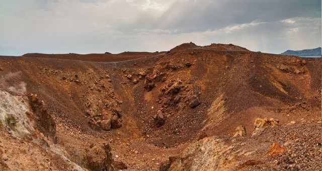 Le cratère du volcan sur l'île de Nea Kameni à Santorin