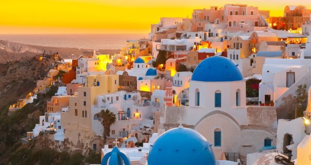 Iglesia blanca con techo azul en Santorini, vista al mar, desde Naxos a las Cícladas en ferry