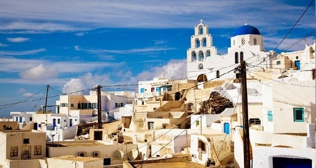 Blick hinauf zur Kirche im Dorf Pyrgos auf Santorin