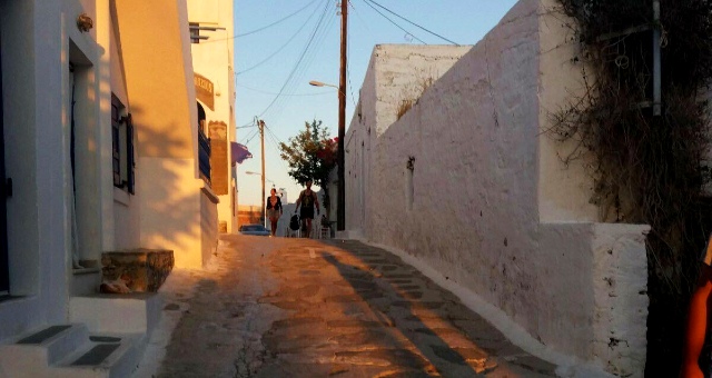 Πλακόστρωτο δρομάκι, Χώρα Σχοινούσας, άνθρωποι, σκιές, άσπρα σπίτια, ήλιος, απόγευμα