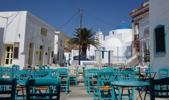 Un beau café sur la place principale de la chora de Sérifos