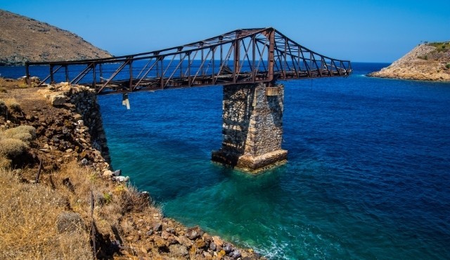 Viejo puente abandonado en un antiguo yacimiento minero en Serifos