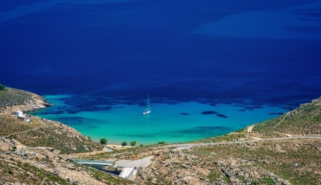 La plage de Psili Ammos de Sérifos avec des eaux paradisiaques