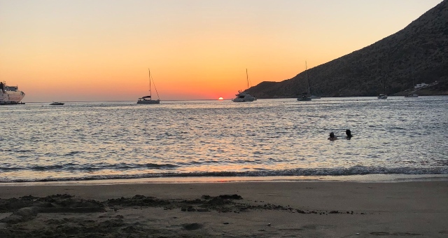 Il porto del villaggio di Kamares durante il tramonto