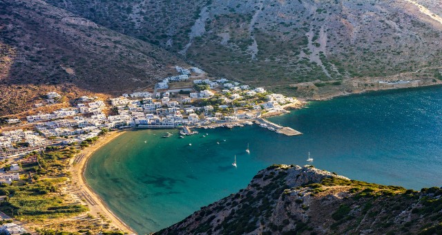 Acque turchesi sulla spiaggia di Kamares vicino al porto