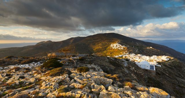 Χώρα στη Σίκινο, λευκά σπιτάκια, βουνά, κυκλαδίτικο τοπίο, σύννεφα, ηλιοβασίλεμα