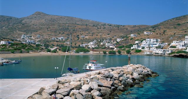 Der malerische Hafen Alopronoia auf Sikinos