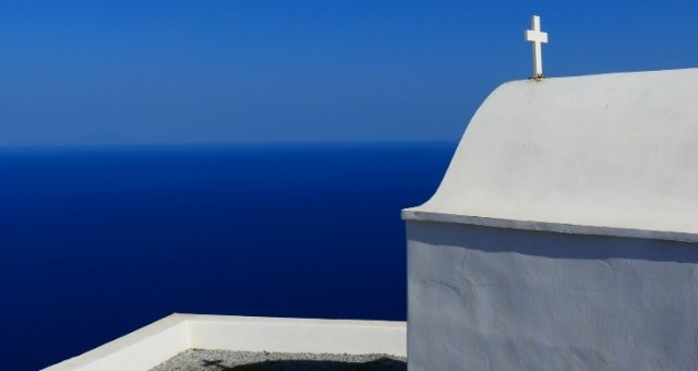 Θέα στη θάλασσα από εκκλησάκι στη Σίκινο