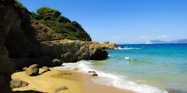 Goldener Sand am Strand Banana Beach auf Skiathos