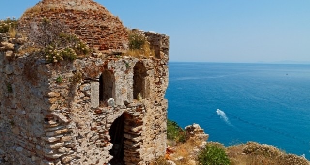 Die Burgruine von Skiathos mit Blick auf das Meer