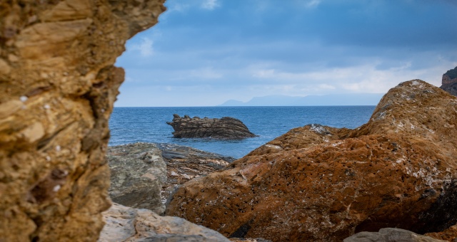 Costa rocosa virgen en Skópelos