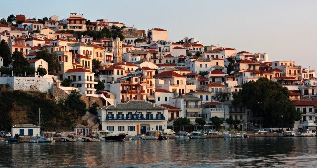 Il porto principale nel capoluogo di Skopelos