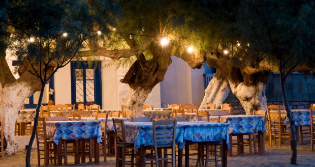 Restaurante griego tradicional en Skópelos por la noche