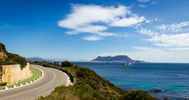 Ferries na Baía de Algeciras com vista para Gibraltar