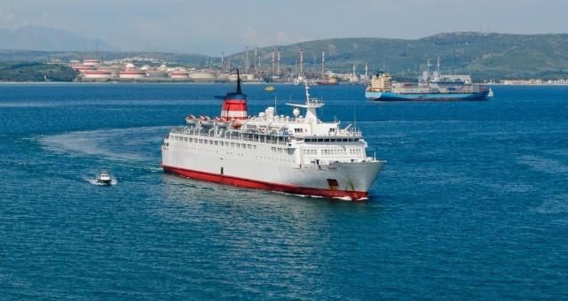 Ein großes Fährschiff im Hafen Algeciras