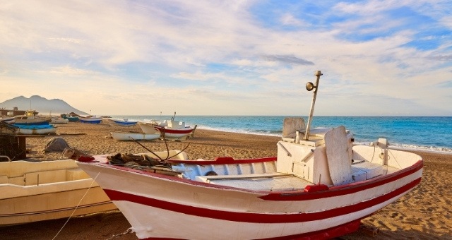 Les bateaux de pêche sur une plage de Cabo de Gata