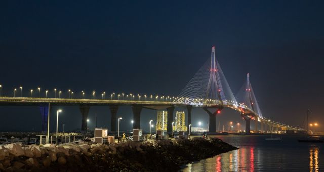 Pont sur la baie de Cadix éclairé la nuit, en Espagne