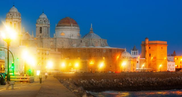 A cidade portuária de Cádis à noite com a Catedral em destaque, Espanha