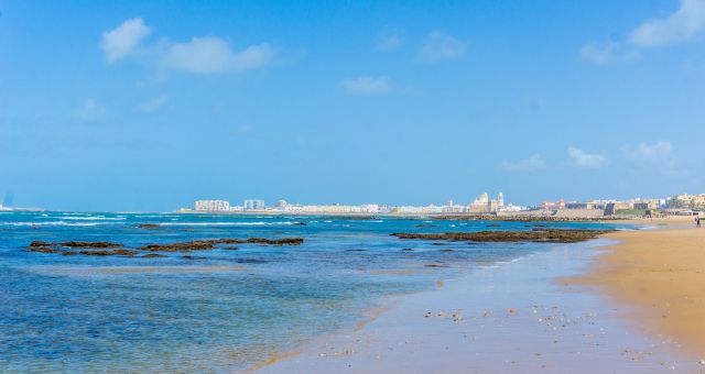 Plage de La Cortadura et ville de Cadix en arrière-plan, en Espagne