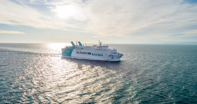 Un traghetto Baleària che naviga verso il porto di Dénia, Spagna