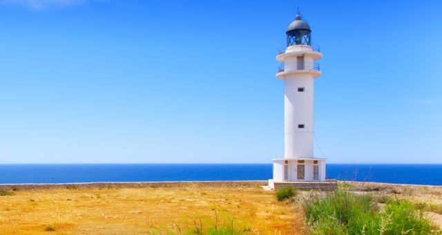 Der Leuchtturm bei Es Cap de Barbaria auf Formentera, Spanien