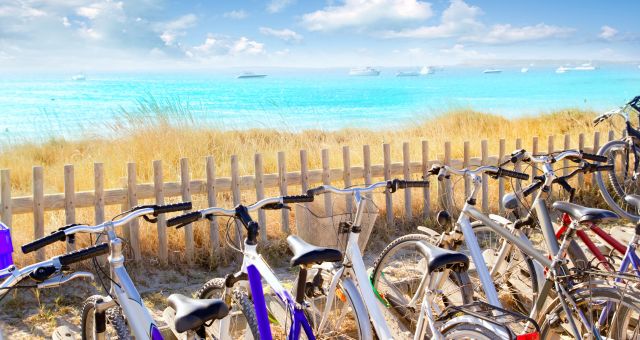 Une rangée de vélos sur le littoral de Formentera