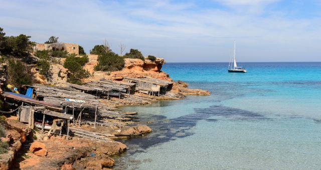 Segelboote vorm Strand Cala Saona auf Formentera, Soanien