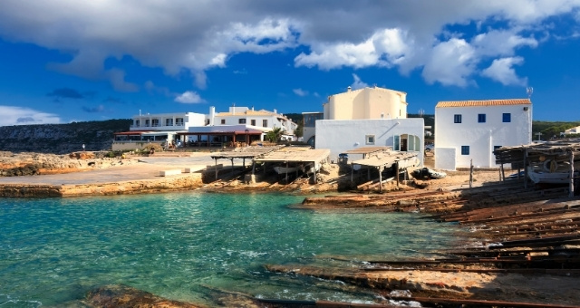 Hölzerne Bootshäuser im Dorf Es Caló de Sant Agustí auf Formentera