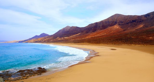 Ondas a rebentar na praia de Cofete em Fuerteventura, nas Ilhas Canárias, Espanha