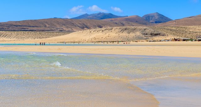 Ein gelber Hochstand der Rettungsschwimmer am Strand Sotavento auf Fuerteventura