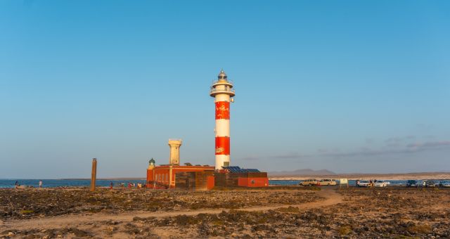 Möwen über dem Leuchtturm Toston auf Fuerteventura, Spanien