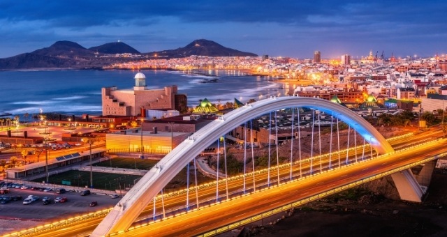 A cidade e a ponte rodoviária de Las Palmas de Gran Canária à noite, em Espanha