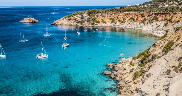 Barche a vela nella spiaggia di Cala d'Hort a Ibiza, Spagna