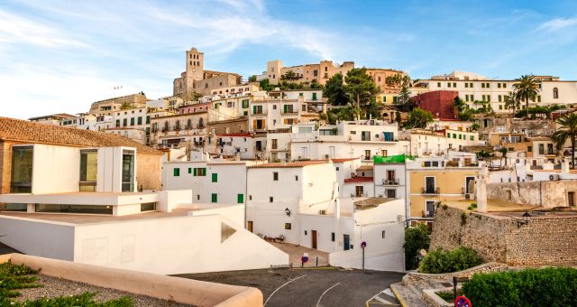 Casas brancas no centro histórico de Ibiza, Espanha