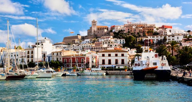 Casas y callejones del casco antiguo de Ibiza (Islas Baleares)