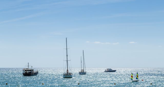 Μπλε ουρανός και γαλάζια θάλασσα, ιστιοπλοϊκά, Ίμπιζα, Φορμεντέρα, ακτοπλοϊκά