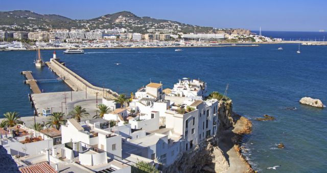 Vista aérea del puerto de San Antonio en Ibiza (Islas Baleares)