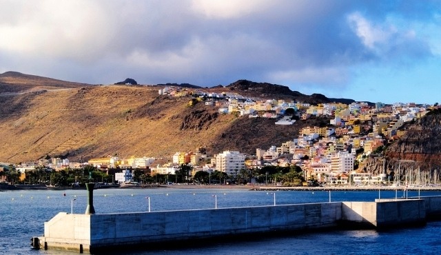 Vistas de San Sebastián de La Gomera y su puerto deportivo (Islas Canarias)