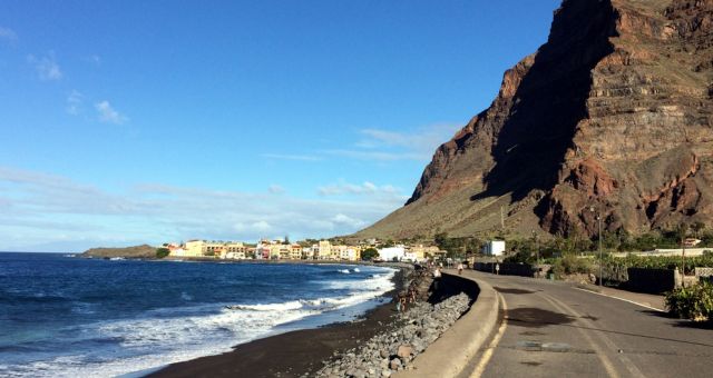 Playa de arena negra de Valle Gran Rey, en La Gomera (Islas Canarias)