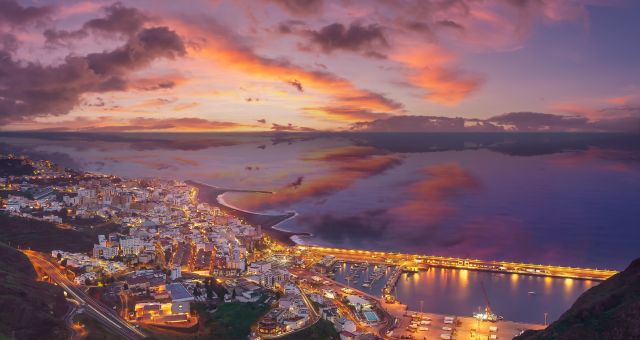 Santa Cruz de La Palma iluminada durante la puesta de sol (Canarias)